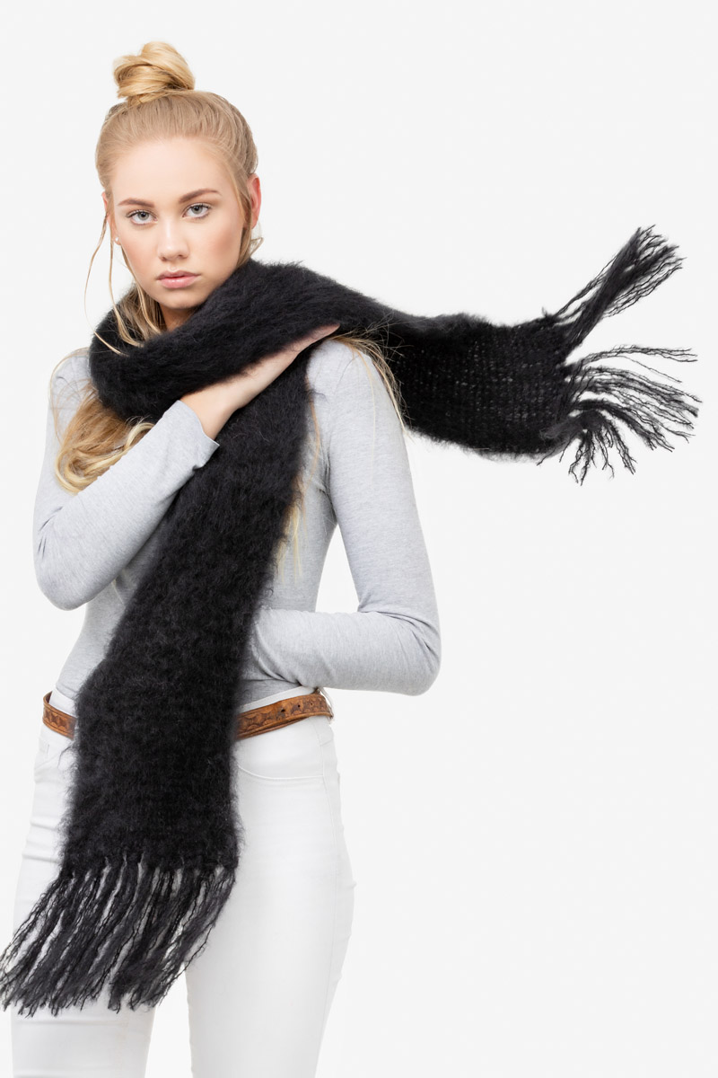Model-Cuddles-Black