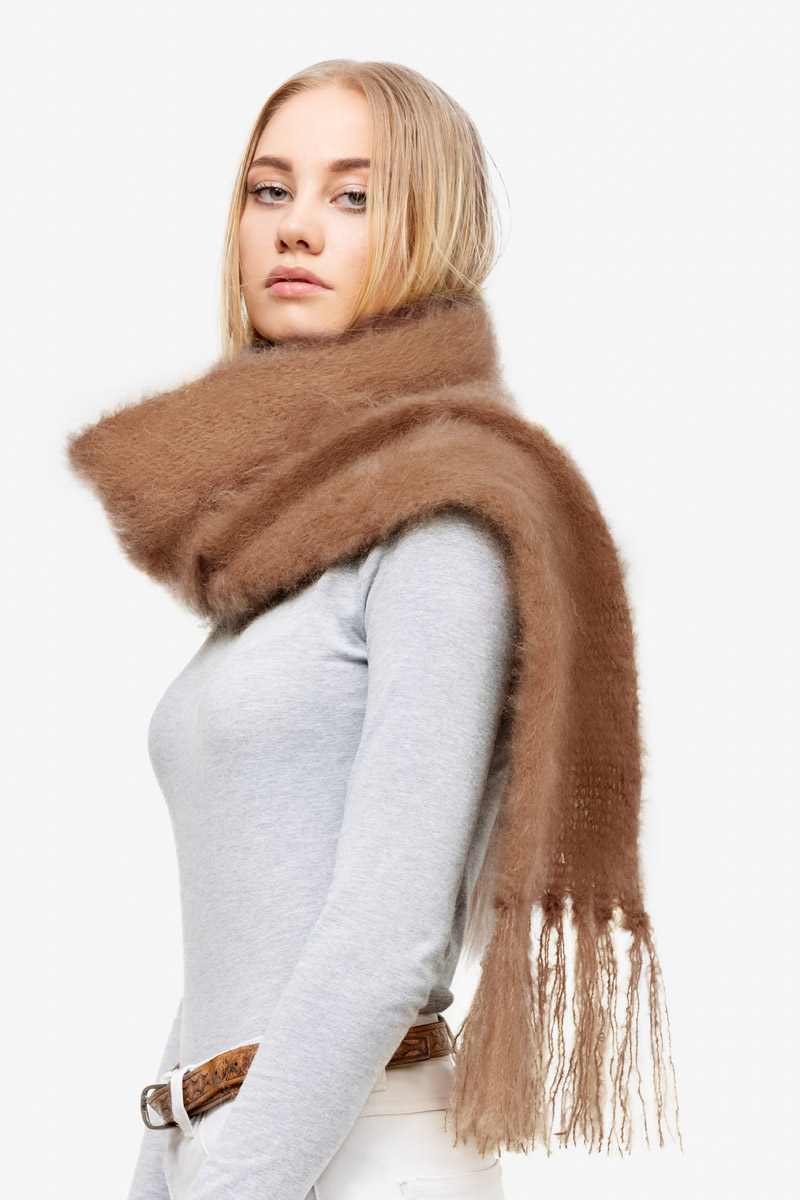 Model-Cuddles-Blonde