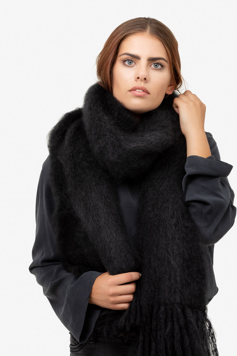 Model-Snuggle-Black
